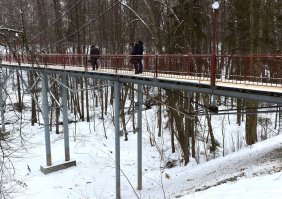 Корабль давно убрали (демонтаж начинался в 2012 году). В стеллу пару лет назад вернули ядро атома. На стелле видны изображения 4-х стихий Обнинска: медицина (МРНЦ РАМН (именно сюда едут лечить раковые опухоли) родоначальник ряда направления в лучевой терапии и всегда был ведущим центром в лечении рака, также именно здесь разработаны арбидол, кагоцел и многие другие препараты; метеорология (ВНИИГМИ МЦД, самая высокая исследовательская (метеорологическая) мачта в мире); атомная промышленность (первая в мире АЭС, ГНЦ РФ-ФЭИ является родоначальником быстрых реакторов) и химия(НИИФХИ им. Карпова("кремлёвские таблетки" делали здесь)). Мост давно превратили из подвесного в мост на опорах. Обнинск всегда называли "город в лесу или лес в городе", потому что было много зелени, к сожалению сейчас очень много застраивается. За последние годы территория Обнинска увеличилась в 1,5-2 раза, т.к. сильно сместили границу. В Обнинске единственный в Калужской области бассейн соответствующий олимпийским нормам (50 м). В Обнинск из Москвы перебирается народу больше чем в обратном направлении. Жильё самое дорогое в области. Самый первый реактор был совсем не в Обнинске: первый в мире - Чикаго (СР-1); первый в Европе - Москва (Ф-1). Несколько фотографий вообще не из Обнинска, а из ближайших посёлков и СНТ. Раз уж была фотография с кораблём, которого уже нет, то добавлю старое фото где не только корабля, но и крепость и лодочки в этом дворе