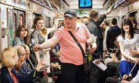 Мужик с цветами в метро это-Киев.