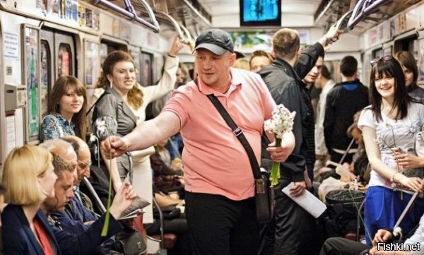 Мужик с цветами в метро это-Киев.
