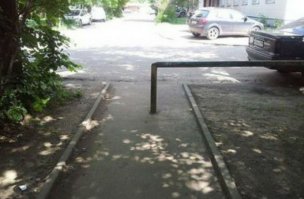 ничего удивительного, у нас почти так же сделали, задолбали ездуны по пешеходным дорожкам и парковкой на зелёнке. причём залетные, которые хотят объехать пробку или паркануться на ,,минут,,