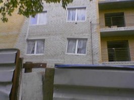 Неумелый фотошоп? Кладка сбита на уклон, швы идут ровно.