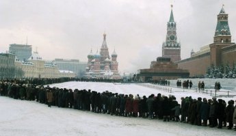 Это все фигня. Я вам расскажу про главную фальшивую достопримечательность двадцатого века, забытую лайкодрочерным автором. На фото толпа идолопоклонников, стоящих многочасовую очередь, чтобы поклониться высушенному трупу Ленина. И эти люди будут говорить, что они против религии и за науку? И это они верующих называют мракобесами? Верующие хотя бы четно говорят: мы верим. А эти что делают? Лижут стекло над высушенной мумией? И еще неизвестно чьей. Достоверно известно, что, несмотря на огромные старания и финансовые вливания, забальзамировать толком труп вождя не получилось. Большая часть его останков была заменена муляжами. Так ходят слухи, что все, что не муляж, тоже было заменено мумией двойника. И что они еще там про науку? Мракобесы несчастные.