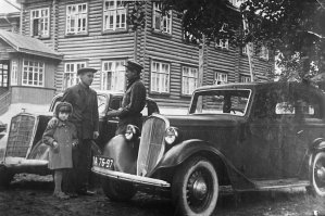 Ну как-нибудь так, а что? Как раз в 1947 году уже вовсю создавался Т-54 и Т-55 с прицелом на экспорт. Американцы дерут с ИС-а свой Патон, британцы, понимая свою отсталость Центурион и Чифтен. У французов была дикая бойня в колониях, как у голландцев, они лихорадочно заменяли свои бронетелеги на ARL-44 и проектировали далее своих монстров. США бряцали оружием везде, так что разработка бронетехники и её экспорт был крайне актуален, хотя обсуждалось это скорее в высоких кабинетах.