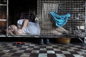 «Дома-гробы» Гонконга, которые ООН назвала «оскорблением человеческого достоинства