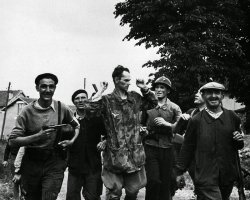 Фотка сильная! Ганс, такой - Х.у.л.е. вы вообще до меня д.о.е.б.а.л.и.с.ь.?