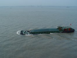 Ну, смотря в каком месте переплывала Янцзы... На фото Янцзы... Оцените горизонт. 
Это не река.. а потоки чистой грязи.