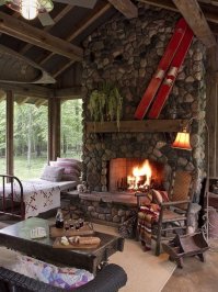 Уютная хижина. И со вкусом. Потолки бы только повыше. Мне вот эта хижина в душу запала, обожаю деревянную отделку и мебель. И чтобы зелени (живой) вокруг побольше было. Песня...