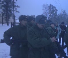 Если человек уверен,что в автомате нет патронов,так почему бы и не посмотреть? Правда я не знаю,что он там надеется увидеть. Не знаю,правда это или байка,но когда был в "учебке",так офицеры рассказывали,как один воин ,когда пошёл после присяги первый раз в караул,вдруг ночью на посту очень сильно заскучал. И от скуки решил выстрелить перед своим лицом,чтоб посмотреть,как пуля из ствола вылетает. Увидел или нет-не в курсе,но полчерепа себе снёс.