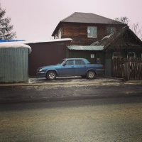 и что тут?) у дома и по моему у своего гаража гражданин припоркавался :)