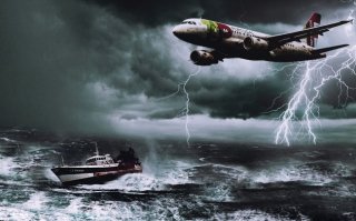 когда я вижу такую погоду за окном самолета, сразу с ужасом вспоминаю фотомонтажи Бермудского треугольника