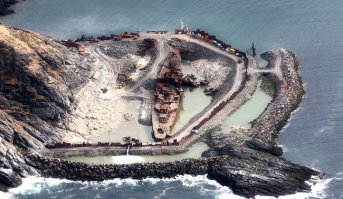 Крейсер Мурманск. Но его вроде уже разрезали и вывезли по частям. До селе он эпично сидел по колено в воде близ скал, грозно наблюдая за акваторией.