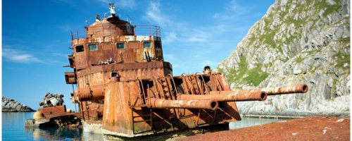 Крейсер Мурманск. Но его вроде уже разрезали и вывезли по частям. До селе он эпично сидел по колено в воде близ скал, грозно наблюдая за акваторией.