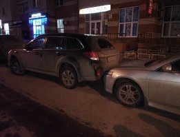 Кто из этих двоих гений парковки - непонятно. Но то, что у задней помят капот - 100%.