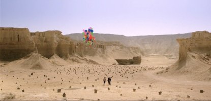 А мне понравился заброшенный корабль в пустыне в фильме "Приходит дракон"