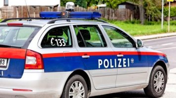 в Австрии красная полоса дополнительно на полицейских авто.