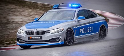 в Австрии красная полоса дополнительно на полицейских авто.