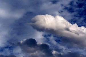 Разные бывают природные явления. Что ж теперь, каждый раз объявлять их НЛО? Ну, тогда вот вам корабль-матка пришельцев.