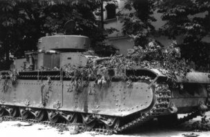 Упомянутый танк Т-35.

Брошенный советский тяжелый танк Т-35А из состава 67-го танкового полка, оставлен в городе Днепропетровск.