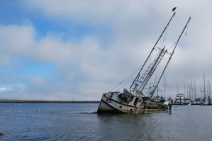 Какой же это парусник? это рыболовецкое судно.