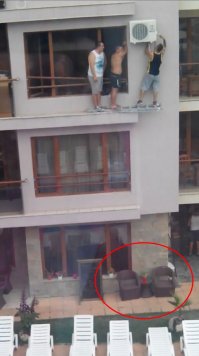 на верочку, чтоб когда упал, не только ноги поломал