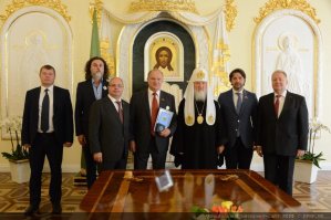 А никто уже и не считает п"дораса зю за коммуниста.После того,как он в десна сосаться с церковью начал.П"дор он,а не коммунист.