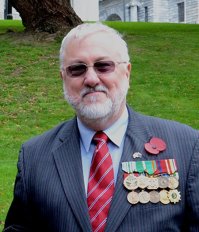 А ещё нескромный вопрос  Где ваш босс-американец награды военные заработал?