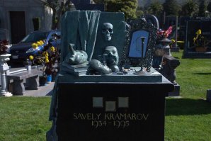 Это не фото с могилы Краморова, там совсем другой монумент стоит, а человек видимо просто похож!