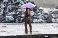 Стоит. Охраняет чего-то. Объект важный, с ружьём ведь стоит, не просто. А вдруг вооружённое нападение? Как она на таких каблучищах в бой попрётся? Ой, дура-баба... Facepalm.