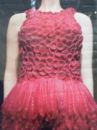 Очумелые ручки: причудливое платье из 10000 фантиков