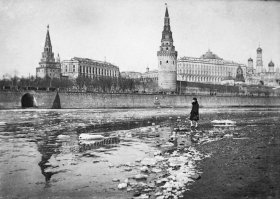 Не слишком ли открытые ноги у этой дамы для конца позапрошлого века...