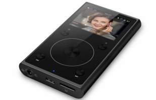 На мой взгляд,тут больше маркетинга,чем ностальгии и превосходства качества,продавать винил выгодно производителям,так как стоит он немалых денег,да и аппаратура недешёвая...большинство людей не слышит разницы между мр3 и сакральным тёплым ламповым звуком,но всё равно покупают дорогущие системы только ради понтов и пафоса...тоже чуть не попался в путы аудиофилии,но вовремя остановился на бюджетном сочетаниии плеера Fiio X1 II и наушников Sennheiser hd 559,в будущем,возможно докуплю усилитель...есть модели с более качественным звуком,но разница в качестве не стоит разницы в цене,или я её просто не слышу...а винил...конечно прикольно бы дома поставить,но цена...да и сами пластинки,с жабой не договорюсь