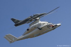 Если у вертолёта Eurocopter AS365

удалить задний винт "фенестрон" и заменить его стандартным плоским хвостом с двойным вертикальным стабилизатором и рулём, установить короткие крыльевые консоли с дополнительными тянущими винтами и заменить родной чётырёхлопастной винт на пятилопастной от Eurocopter AС365, то получится Eurocopter X3.

Тянущие винты создают противодействие реактивному моменту, создаваемому несущим винтом (несущий винт создает побочную силу, раскручивающую сам вертолет). Ввиду этого, конструкторам удалось отказаться от хвостового рулевого винта, который обычно противодействует реактивному моменту.
X3 был создан для изучения концепции создания скоростного вертолета и возможностей борьбы с рисками разрушения несущего винта и эффектами аэродинамического подхвата, возникающими у вертолетов на высоких скоростях.
Кроме того, исследуется перераспределение подъемной силы (при достижении максимальной скорости от 40 до 80% подъемной силы создают небольшие консоли крыла по бокам фюзеляжа).
Х3 впервые взлетел в 2010 году на авиабазе ВВС Франции неподалеку от Марселя. В 2011 году вертолет разогнали до 430 км/ч, используя менее 80% мощности двигателей. В 2013 году, после модификации ряда аэродинамических элементов, вертолет удалось разогнать до скорости в 472 км/ч в горизонтальном полете и до 487 км/ч в пикировании. Этим он побил рекорд скорости прототипа Sikorsky X2.
Успешный опыт испытаний Х3 дал повод Eurocopter и, ныне, Airbus Helicopters объявить о продолжении исследований и создании новой модели H3 к 2020 году.