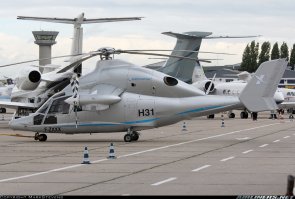 Если у вертолёта Eurocopter AS365

удалить задний винт "фенестрон" и заменить его стандартным плоским хвостом с двойным вертикальным стабилизатором и рулём, установить короткие крыльевые консоли с дополнительными тянущими винтами и заменить родной чётырёхлопастной винт на пятилопастной от Eurocopter AС365, то получится Eurocopter X3.

Тянущие винты создают противодействие реактивному моменту, создаваемому несущим винтом (несущий винт создает побочную силу, раскручивающую сам вертолет). Ввиду этого, конструкторам удалось отказаться от хвостового рулевого винта, который обычно противодействует реактивному моменту.
X3 был создан для изучения концепции создания скоростного вертолета и возможностей борьбы с рисками разрушения несущего винта и эффектами аэродинамического подхвата, возникающими у вертолетов на высоких скоростях.
Кроме того, исследуется перераспределение подъемной силы (при достижении максимальной скорости от 40 до 80% подъемной силы создают небольшие консоли крыла по бокам фюзеляжа).
Х3 впервые взлетел в 2010 году на авиабазе ВВС Франции неподалеку от Марселя. В 2011 году вертолет разогнали до 430 км/ч, используя менее 80% мощности двигателей. В 2013 году, после модификации ряда аэродинамических элементов, вертолет удалось разогнать до скорости в 472 км/ч в горизонтальном полете и до 487 км/ч в пикировании. Этим он побил рекорд скорости прототипа Sikorsky X2.
Успешный опыт испытаний Х3 дал повод Eurocopter и, ныне, Airbus Helicopters объявить о продолжении исследований и создании новой модели H3 к 2020 году.
