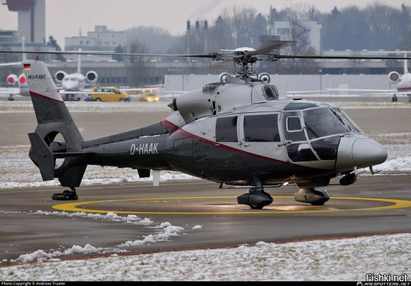 Если у вертолёта Eurocopter AS365

удалить задний винт "фенестрон" и заменить его стандартным плоским хвостом с двойным вертикальным стабилизатором и рулём, установить короткие крыльевые консоли с дополнительными тянущими винтами и заменить родной чётырёхлопастной винт на пятилопастной от Eurocopter AС365, то получится Eurocopter X3.

Тянущие винты создают противодействие реактивному моменту, создаваемому несущим винтом (несущий винт создает побочную силу, раскручивающую сам вертолет). Ввиду этого, конструкторам удалось отказаться от хвостового рулевого винта, который обычно противодействует реактивному моменту.
X3 был создан для изучения концепции создания скоростного вертолета и возможностей борьбы с рисками разрушения несущего винта и эффектами аэродинамического подхвата, возникающими у вертолетов на высоких скоростях.
Кроме того, исследуется перераспределение подъемной силы (при достижении максимальной скорости от 40 до 80% подъемной силы создают небольшие консоли крыла по бокам фюзеляжа).
Х3 впервые взлетел в 2010 году на авиабазе ВВС Франции неподалеку от Марселя. В 2011 году вертолет разогнали до 430 км/ч, используя менее 80% мощности двигателей. В 2013 году, после модификации ряда аэродинамических элементов, вертолет удалось разогнать до скорости в 472 км/ч в горизонтальном полете и до 487 км/ч в пикировании. Этим он побил рекорд скорости прототипа Sikorsky X2.
Успешный опыт испытаний Х3 дал повод Eurocopter и, ныне, Airbus Helicopters объявить о продолжении исследований и создании новой модели H3 к 2020 году.