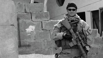 Будет она видеть картинку, или "луну" - не важно. Речь шла о безопасности. Вообще, может её сфотографировали в тот момент, когда она и подбирала дистанцию от зрачка до окуляра. Речь в посте не об этом. И не в прикладе и плече дело, а в положении головы на прикладе. Ближе-дальше от окуляра. "Резинка" на прицеле - в первую очередь для "недообученных" срочников, чтоб им в запаре глаза не повыбивало. На фото Крис Кайл с тремя разными системами. Видите "резинку"?