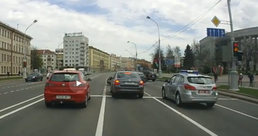 А вот на этом кадре передние колёса на стоп линии еще на красном с желтым, а пассат уже на перекрестке