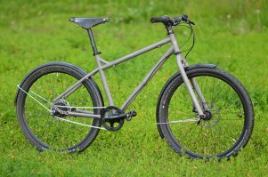 До работы 15 км, с апреля по октябрь катаю на велосе. Средняя скорость ненапряжного темпа с утра, чтоб не потеть и не напрягаться после сна- 15 км/ч. Обратно можно уже и притопить и  маршрут подлиннее сделать. На общественном транспорте добираться на работу тот же час.  Пока до остановки дойти, на остановке простоять, потом по светофорам и прочим пробкам. А на велосе по тротуарам - отлично, людей утром мало. Крылья полноразмерные поставил и пофиг на лужи и небольшой дождь.