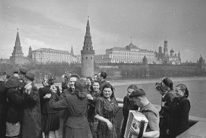 Немного не в тему, но не смог удержаться, что бы не поделиться... Одно и тоже место, один и тот же ракурс и пропасть в 70 лет между снимками. 
Хорошая возможность потренировать свою внимательность...

(на Ч/Б снимке - 9 мая 1945)