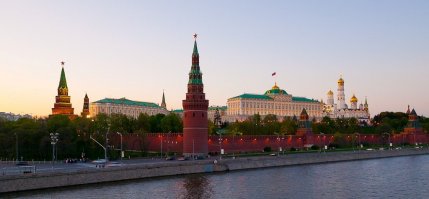 Немного не в тему, но не смог удержаться, что бы не поделиться... Одно и тоже место, один и тот же ракурс и пропасть в 70 лет между снимками. 
Хорошая возможность потренировать свою внимательность...

(на Ч/Б снимке - 9 мая 1945)