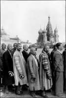 Посмотреть на великого Ленина стоят.