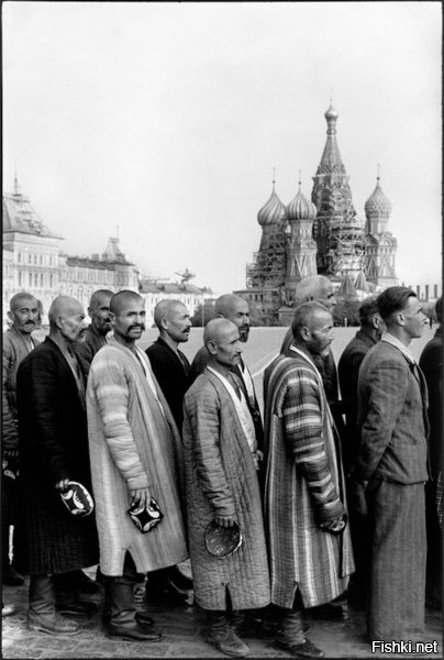 Посмотреть на великого Ленина стоят.