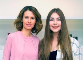 Согласен. Слева Асма Асад, а справа - Марьяна Наумова, наша девочка-силачка, которую Асма лично пригласила в Сирию в гости с благотворительной миссией. Достойные дамы.