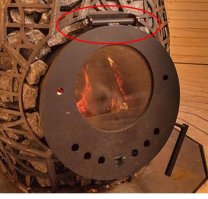 И дверцу такую хочешь?
Если даже то, что мы видим внизу справа,-- рычаг для подъёма дверцы, сопряжённый с фиксатором дверцы в открытом (горизонтальном) положении, то как подбрасывать дрова?-- аккуратно подложить дрова точно не получится -- длины руки не хватит (не забываем, что дверца накалена почти до красна...)