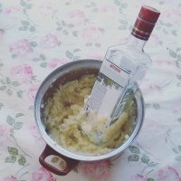 Думаю круглая бутылка больше подходит к круглой кастрюле,родители в 70х практиковали