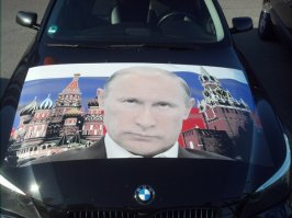 рег либо сам нигер, либо у него путен на капоте, херли он так спокойно туда сюда катается там?