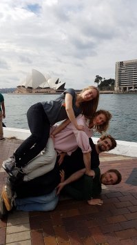 На удивление длинная рука у девушки в розовом.