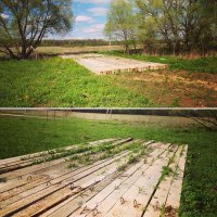 Похоже, автор бетон от древесины отличить не может.