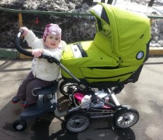 На счет ролика с женщиной с коляской. Такие подножки для второго ребенка давно продаются, вполне удобные. Мы в свое время сами использовали такую.