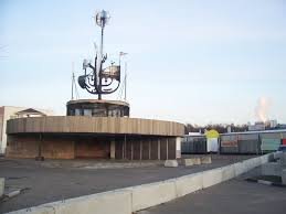 Новоясеневская (до 3 июня 2008 Битцевский парк) с самого начала открытия 17 января 1990 года и до 27 февраля 2014 года , южный выход никогда не использовался пока не прокопали метро из Бутово. 
Старый и новый выход. Примечательно то, что флюгер со старой постройки используется в качестве символического памятника, рядом с новой постройкой... Еще где-то читал, старый южный вестибюль делали, как выход к зоопарку, который хотели перенести в битцевский лес, от сюда и тематический флюгер, но что-то не сложилось...