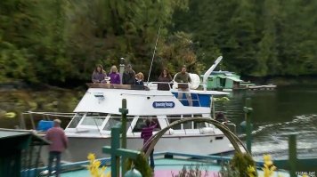 Эта феерическая хня - чистый бизнес. Эти тетя с дядей толкают свое псевдоискусство туристам, которых привозят туда на различных плавсредствах(местный туроператор Браунинг Pass на яхтах ( предлагает трехчасовые круизы Свободы на моторных лодках). Для особо упоротых - сплав на каяках. На месте их роскошно кормят и эти "робинзоны" вдохновленно ездят по ушам о Свободе и пользе тыквенной каши, выращенной на этих плавучих грядках. Тетя им танцует на причале для каяков(или на танцполе?) Каждому посетителю предлагается взять домой один из самодельных подсвечников, что Уэйн вырезает из зуба овцебыка и который будет напоминать им о посещении плавучих садов Свободы. В прайсе есть релаксация, новое видение жизни, изделия из перьев и многое, многое другое. Любая философская концепция за наличные и безналичные доллары. Всю горшечную флору, я так понимаю, они на зиму прячут в эти самые теплицы, дабы зелень не превратилась в силос. Зимуют они в Тофино, благо туда можно доплыть за пол-часа.